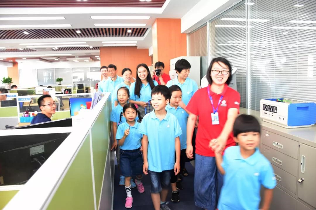 冠瑞“盛夏之约”亲子嘉年华——多彩家庭 快乐成长活动圆满结束(图3) 冠瑞“盛夏之约”亲子嘉年华——多彩家庭 快乐成长活动圆满结束(图3)