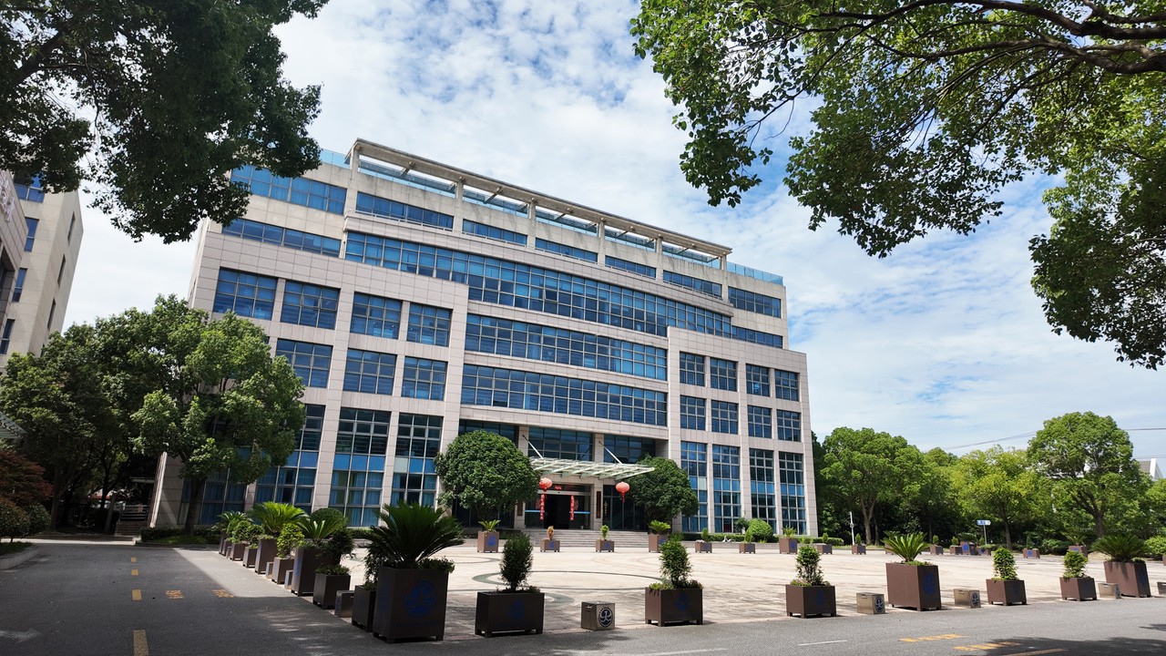 医疗器械企业代表在冠瑞产业园园区内核对建筑分布与场地功能
