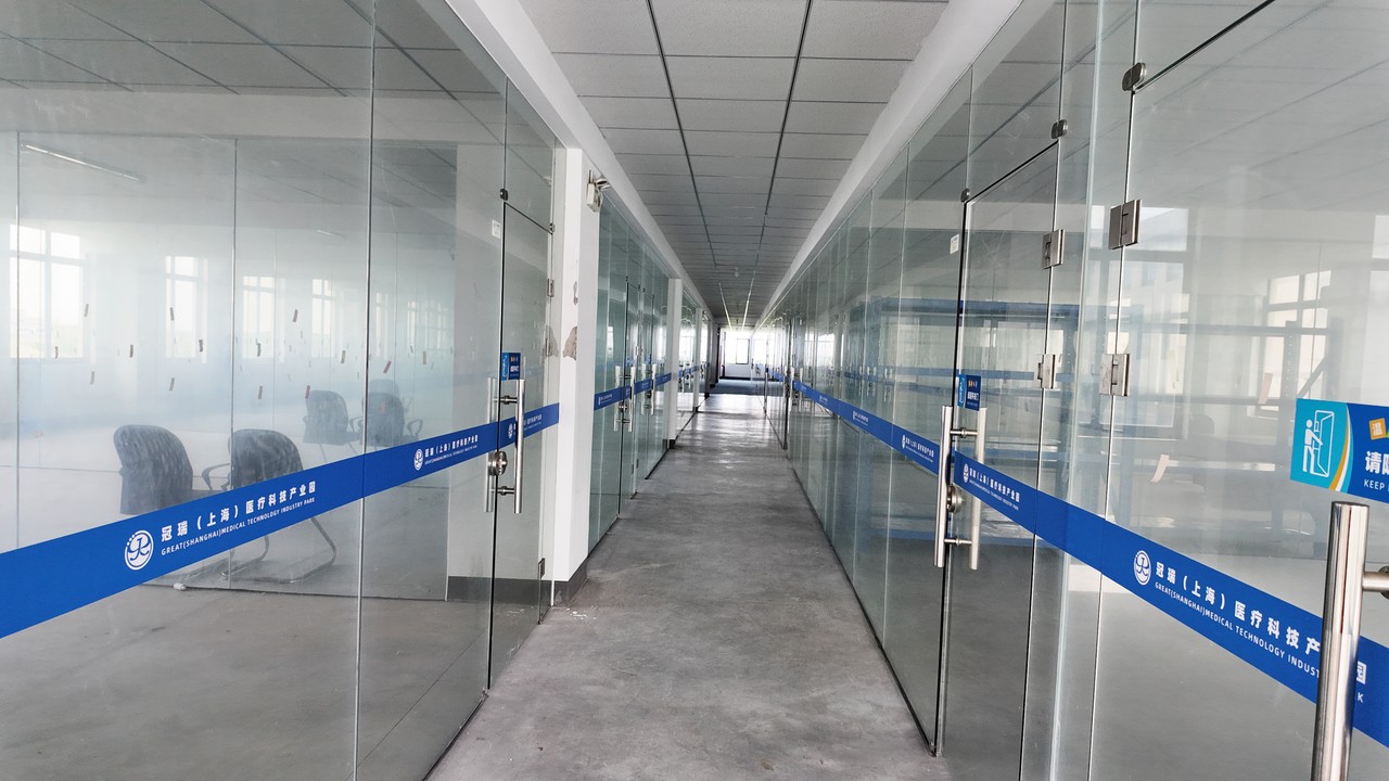 冠瑞产业园商务办公区内部空间,用于医疗器械企业日常办公与质量文件存放